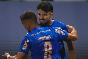 Palmeiras vence o Bahia e aproveita tropeço do Flamengo para encostar na liderança