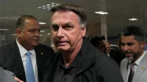 Derrota de Flávio Bolsonaro reduz chances de soltura de Jair Bolsonaro por decisão judicial ou indulto