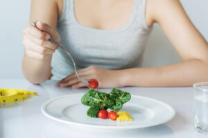 Comer menos nem sempre significa emagrecer: restrição pode ter efeito contrário