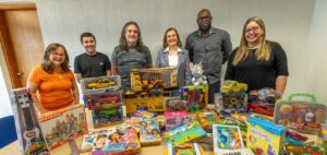 Mostra de servidores municipais reúne arte e solidariedade com arrecadação de brinquedos