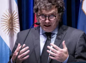 Oposição argentina cobra Milei por suposta ajuda na saída de Flávio Bolsonaro do Brasil