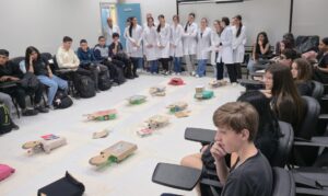 FMJ promove atividade de reanimação cardiopulmonar com alunos de escola de Jundiaí