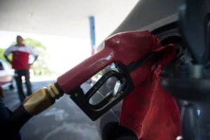Governo zera imposto federal da gasolina e renova subsídio ao etanol a 16 dias das eleições