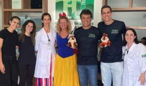 Grupo Força Jovem entrega brinquedos a crianças internadas no Hospital Universitário