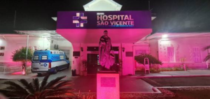 Fachada do Hospital São Vicente ganha iluminação especial em apoio ao Outubro Rosa