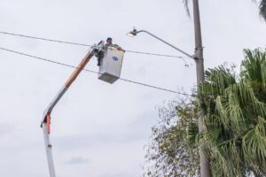 Prefeitura revitaliza iluminação pública e acesso no entorno do Rio Guapeva, na Vila Argos