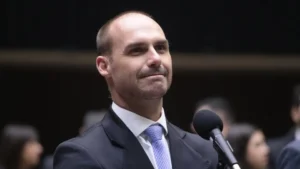 Eduardo Bolsonaro afirma que não voltará ao Brasil para cumprir pena